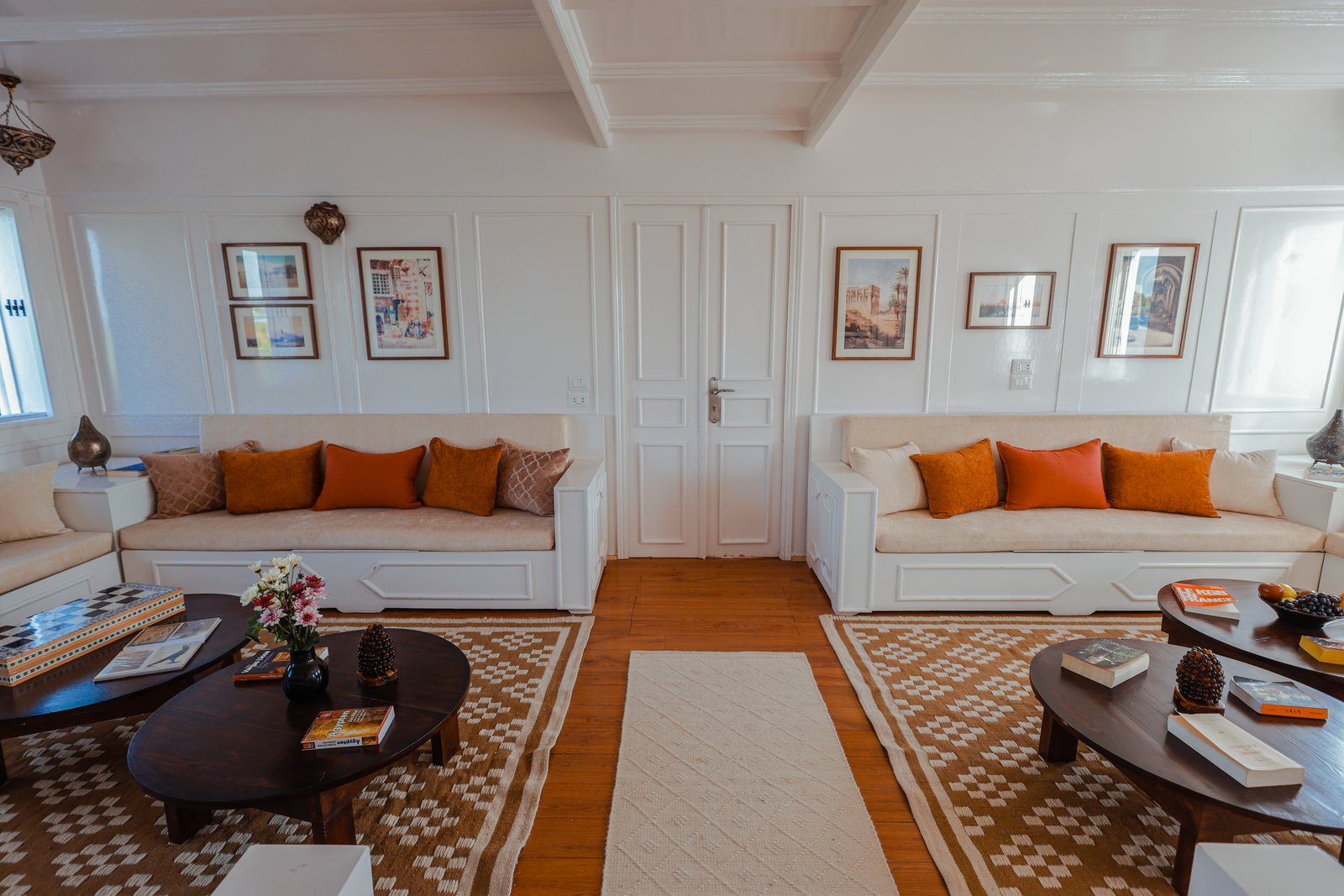 Air-conditioned saloon on board Fleur dahabiya